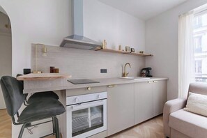 Een koelkast, een microgolfoven, een oven