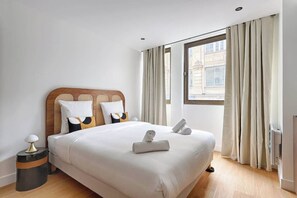 2 habitaciones, tabla de planchar con plancha, cuna de viaje y wifi 