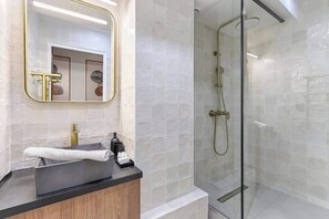 Regadera y secadora de cabello 