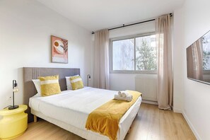 1 makuuhuone, silitysrauta/-lauta, vauvan matkasänky, vuodevaatteet