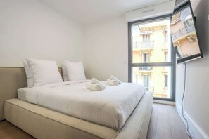 4 bedrooms, iron/ironing board, WiFi, bed sheets