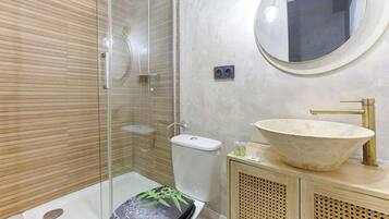 Douche, sĂšche-cheveux