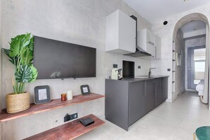 Réfrigérateur, micro-ondes, plaque de cuisson, cafetière/bouilloire