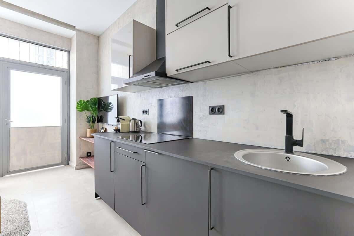 Réfrigérateur, micro-ondes, plaque de cuisson, cafetière/bouilloire