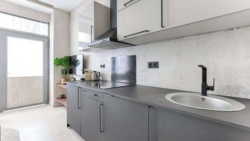 Réfrigérateur, micro-ondes, plaque de cuisson, cafetiÚre/bouilloire