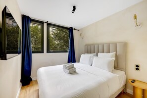 2 chambres, bureau, fer et planche à repasser, draps fournis