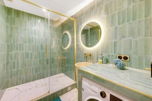 Dusche, Haartrockner, Handtücher, Toilettenpapier