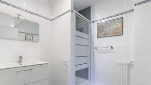 Shower, hair dryer, toilet paper - Beaugrenelle Tour Eiffel I Cosy Apartment 4P (Paris)