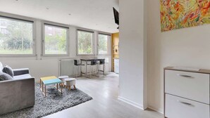 TV, offices - Beaugrenelle Tour Eiffel I Cosy Apartment 4P (Paris)