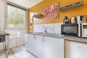 Kühlschrank, Mikrowelle, Herdplatte, Wasserkocher mit Kaffee-/Teezubehör