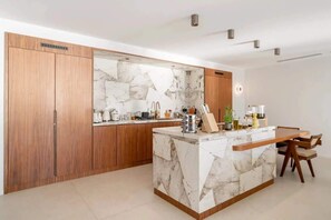Fridge, microwave, oven, stovetop - Luxury Villa with Panoramic Sea and Monaco View (Roquebrune-Cap-Martin)