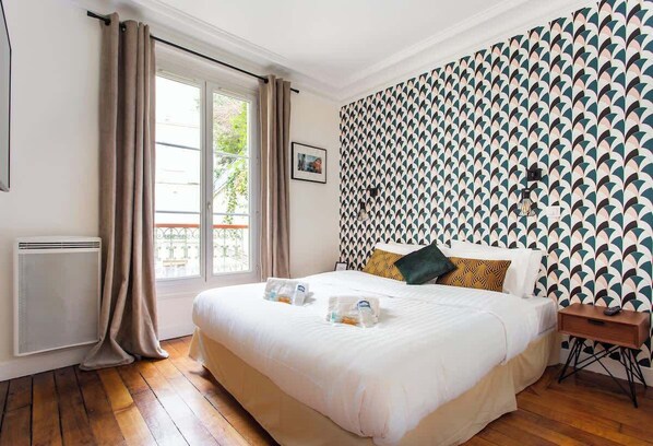 Fer et planche à repasser, lit de bébé portatif, Wi-Fi