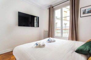 2 chambres, fer et planche à repasser, lit parapluie
