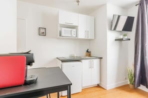 Fridge, microwave, stovetop, coffee/tea maker