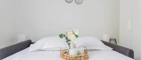 Strykjärn/strykbräda, resesäng, wi-fi och sängkläder