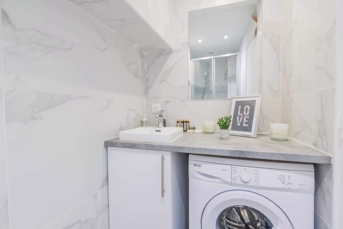 Shower, hair dryer, towels, toilet paper