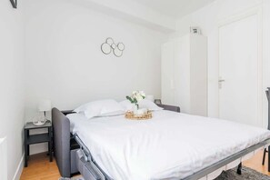 Bügeleisen/Bügelbrett, Reisekinderbett, WLAN, Bettwäsche