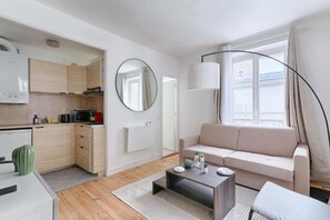 TV, offices - Laugier Ternes : Appartement Cosy en Bail Mobilité (Paris)