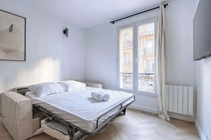 1 habitación, tabla de planchar con plancha, cuna de viaje y wifi 