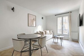 TV, offices - Arc de Triomphe/ Saussier : Charming Apartment 4P (Paris)