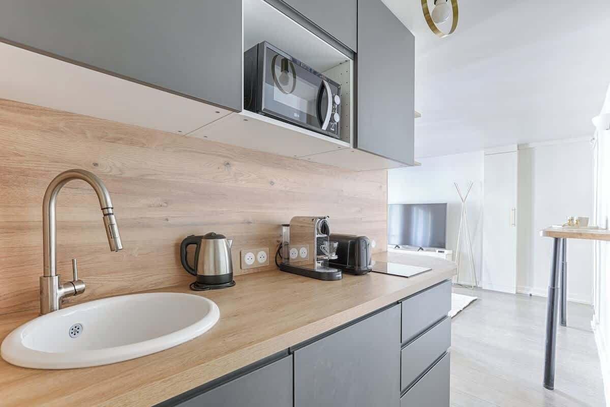 Réfrigérateur, micro-ondes, plaque de cuisson, cafetière/bouilloire