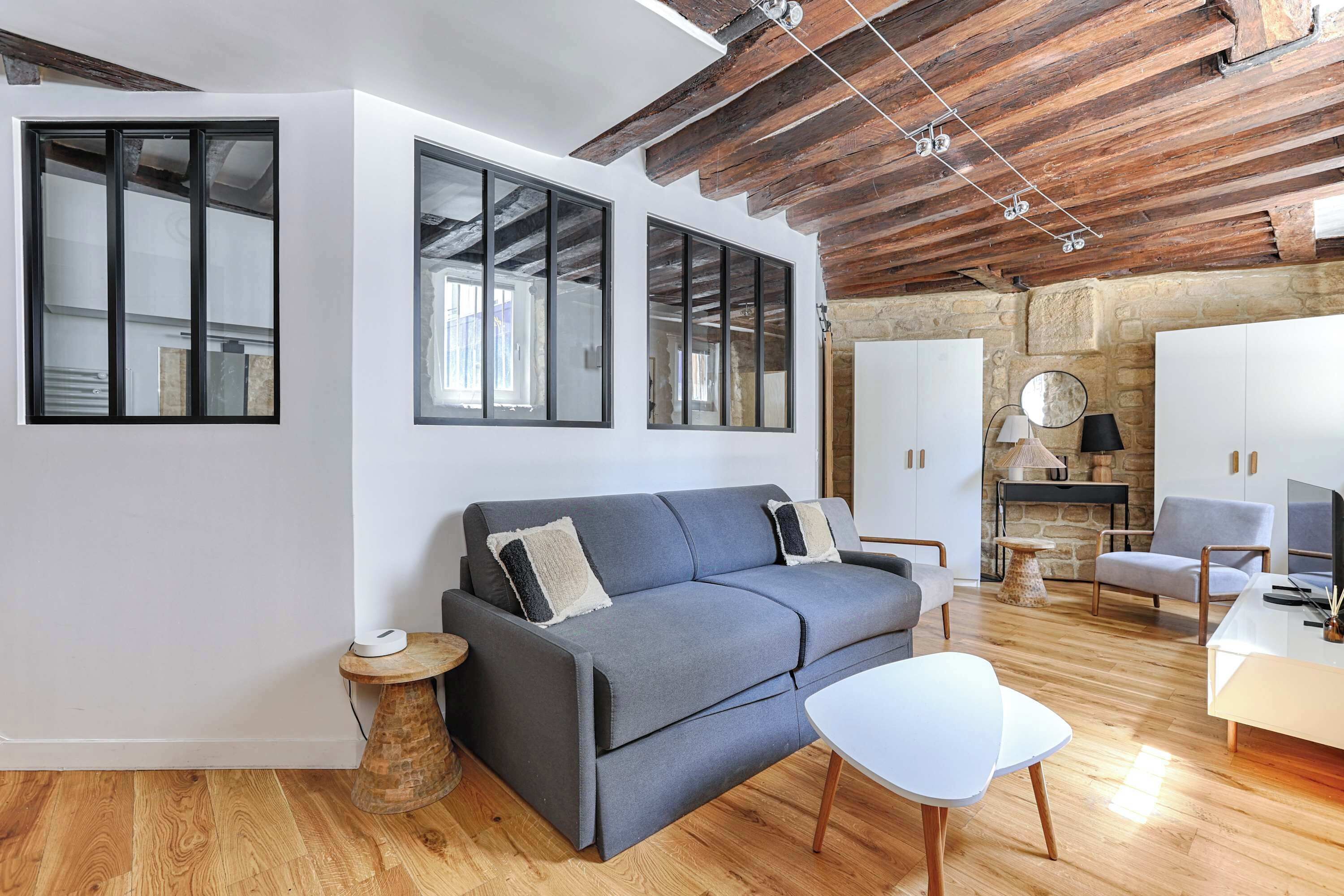 Televisión y oficina 