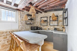 Kühlschrank, Mikrowelle, Herdplatte, Wasserkocher mit Kaffee-/Teezubehör