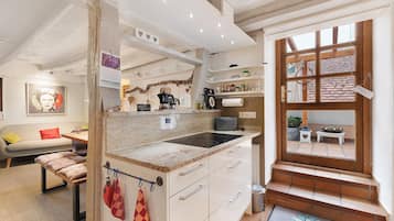 Kühlschrank, Mikrowelle, Ofen, Herdplatte