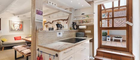 Fridge, microwave, oven, stovetop