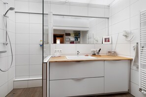 Dusche, Haartrockner, Handtücher