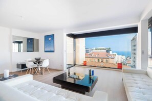 Televisión y oficina 