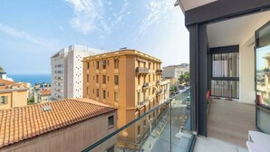 A balcony with a clear view of the sea and surrounding buildings. - Appartement de Luxe 3BR vue  sur la Mer (Beausoleil)