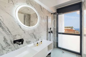 Douche, sèche-cheveux