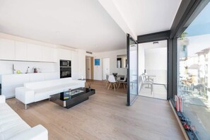 Televisión y oficina 