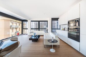 Televisión y oficina 