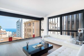 Televisión y oficina 