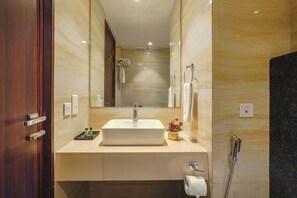 Deluxe kamer, uitzicht op stad | Badkamer | Een douche, gratis toiletartikelen, zeep, shampoo