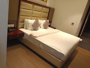 Executive Room | Premium bedding, desk, free WiFi, bed sheets