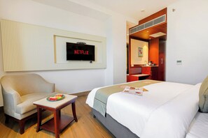 Habitación Deluxe, vistas a la ciudad | Ropa de cama de alta calidad, edredones de plumas, escritorio