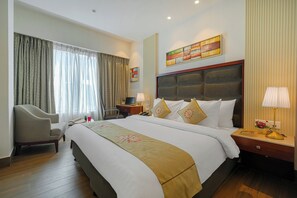 Deluxe kamer, uitzicht op stad | Luxe beddengoed, een bureau, gratis wifi, beddengoed