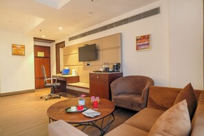 Habitación familiar | Ropa de cama de alta calidad, edredones de plumas, escritorio