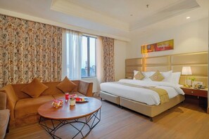 Habitación familiar | Ropa de cama de alta calidad, edredón y escritorio 