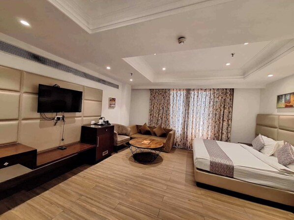 Family Room | Premium bedding, desk, free WiFi, bed sheets