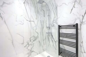 Douche, sèche-cheveux