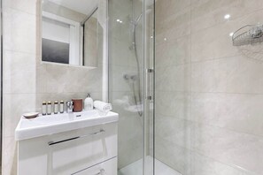 Regadera, amenidades de baño gratuitas, secadora de cabello, toallas 