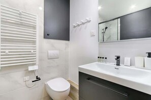 Shower, free toiletries, hair dryer, shampoo