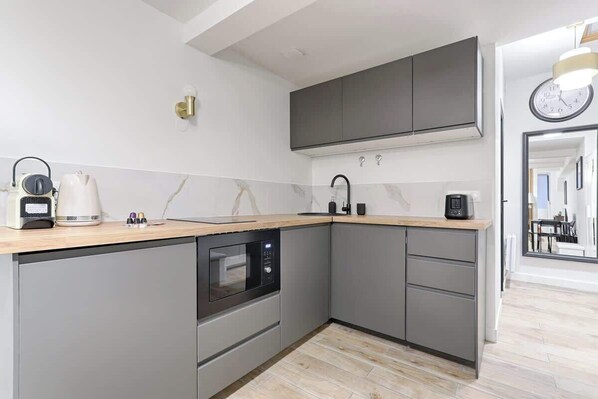 Kühlschrank, Mikrowelle, Herdplatte, Wasserkocher mit Kaffee-/Teezubehör