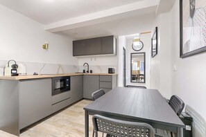 Fridge, microwave, stovetop, coffee/tea maker - Sentier Historical Center Charming Apartment 4P (Paris)