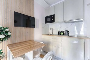 Fridge, coffee/tea maker, cookware/dishes/utensils