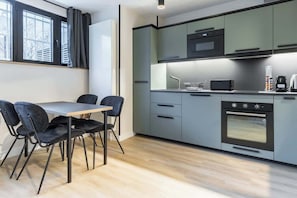 Fridge, microwave, oven, stovetop - Appartement Design à Oberkampf Parmentier II (Paris)